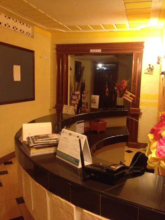 J Residence Motel Энтеббе Экстерьер фото
