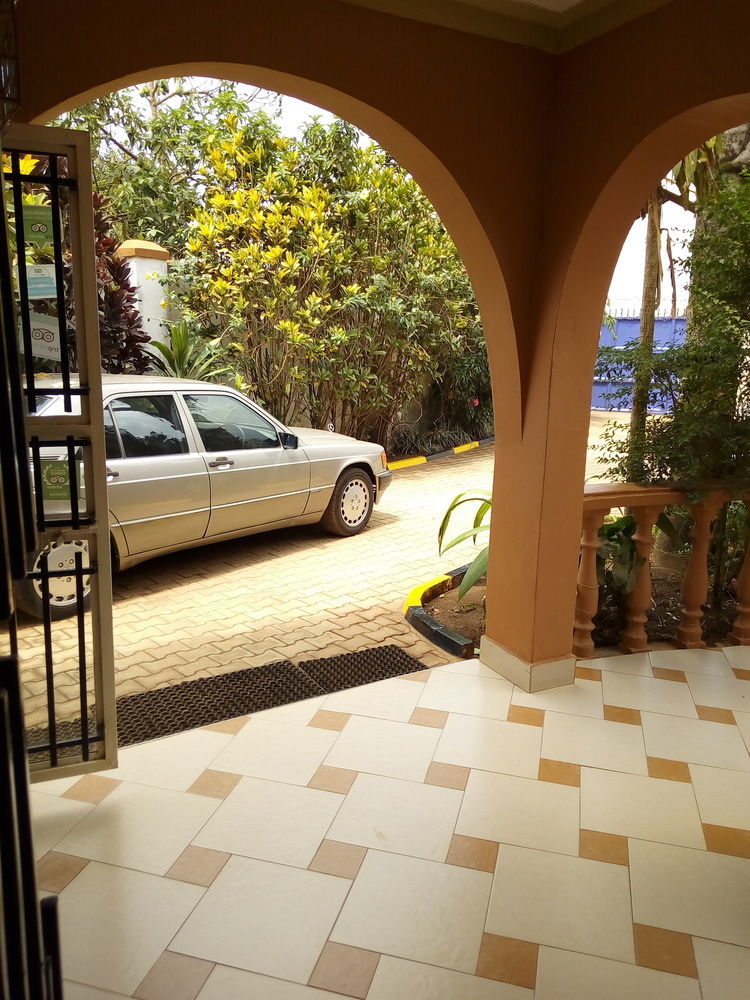 J Residence Motel Энтеббе Экстерьер фото