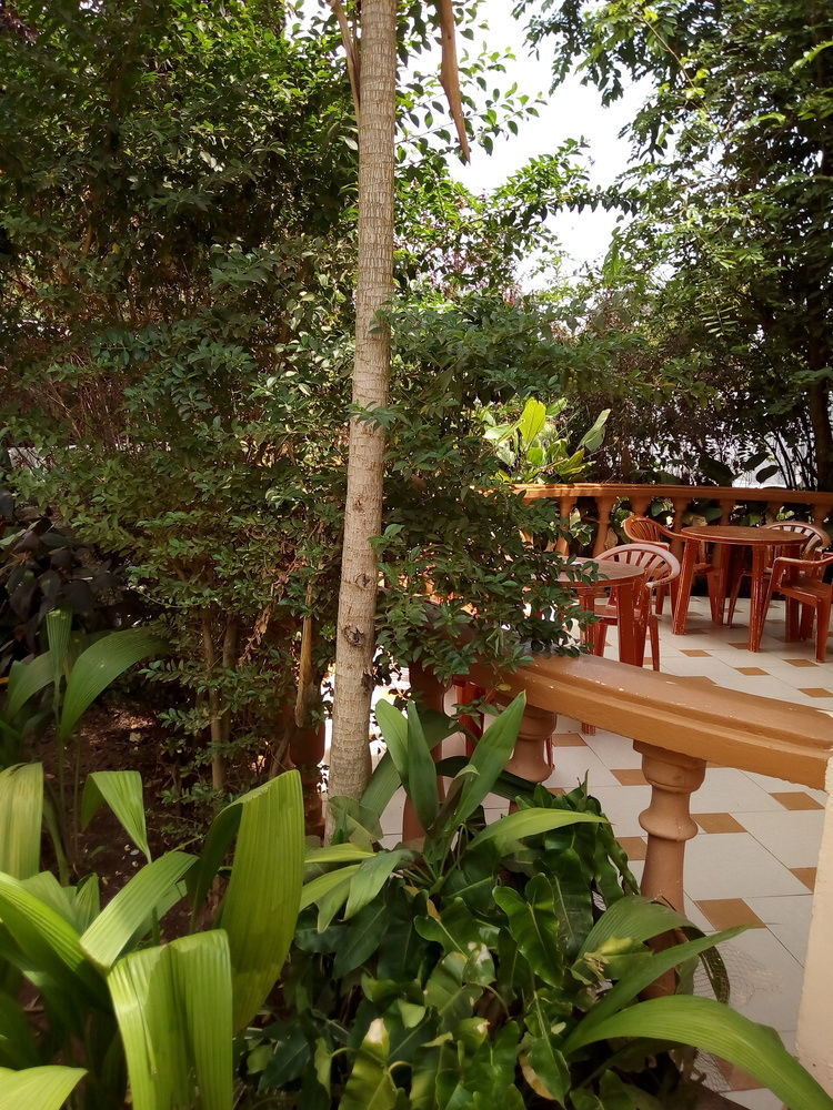 J Residence Motel Энтеббе Экстерьер фото